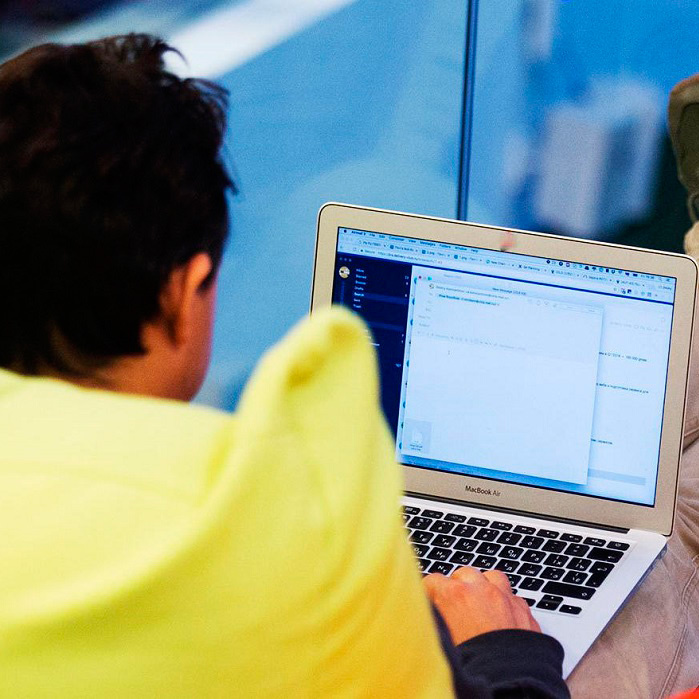 Жители Иркутской области, оформившие самозанятость, активно используют возможность самостоятельно формировать свою будущую пенсию. В настоящее время 488 самозанятых граждан региона направляют страховые взносы на обязательное пенсионное страхование в Отделение Социального фонда России по Иркутской области.