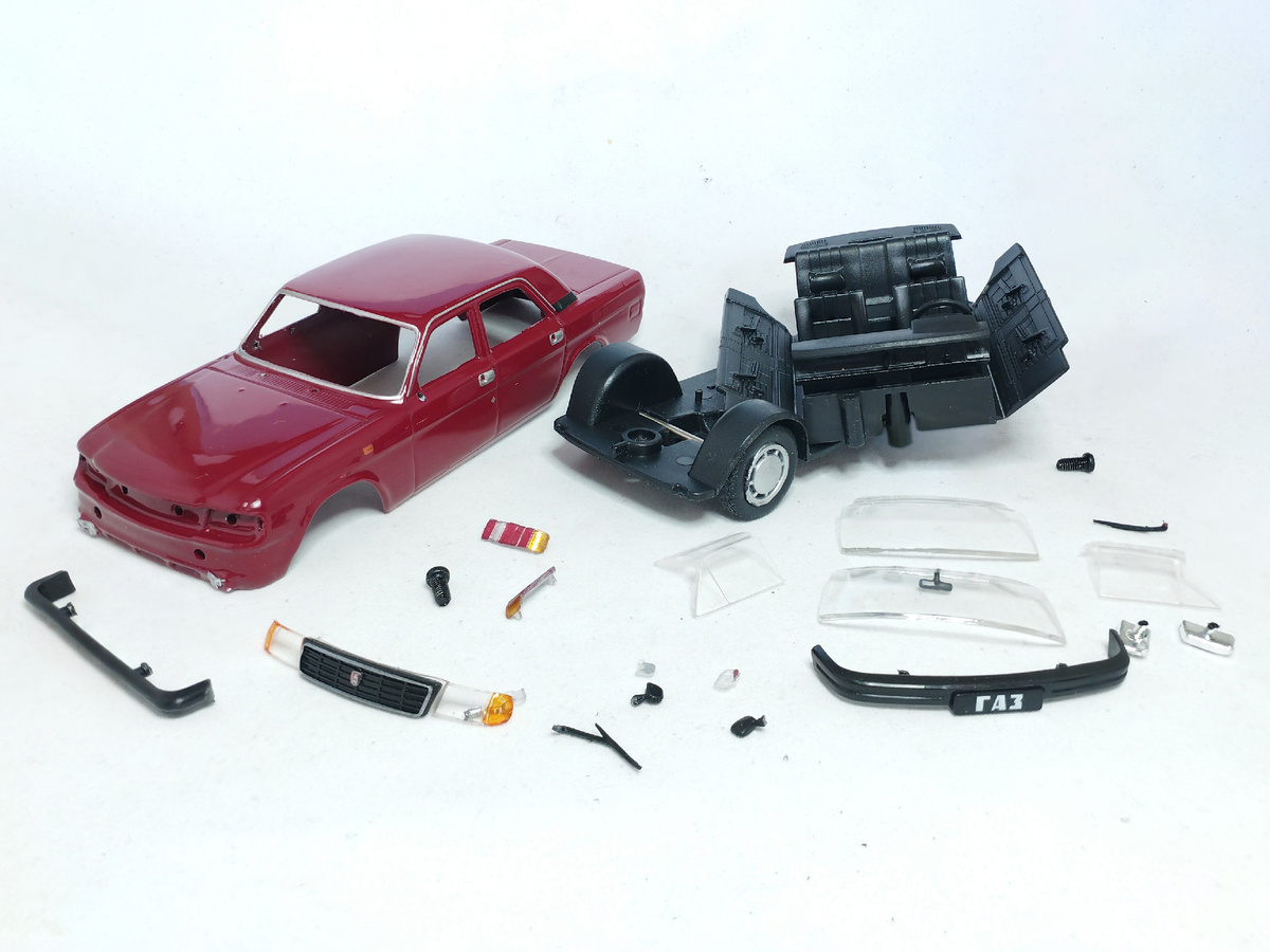 Рис. 2. Модель автомобиля ГАЗ-31029 «Волга» из журнальной серии «Автолегенды СССР» от Deagostini в разобранном виде