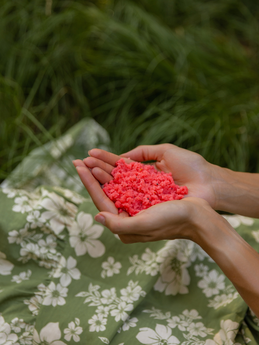 На фото: солевой скраб Земляника be.sage