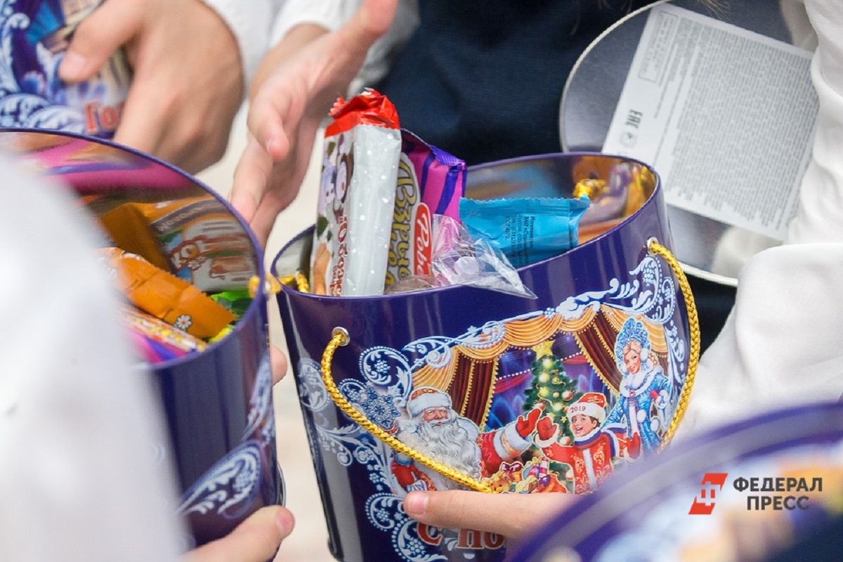 Упаковка для подарка в этом году будет выполнена в синем и серебристом цветах.  Фото: ФедералПресс / Виктор Вытольский