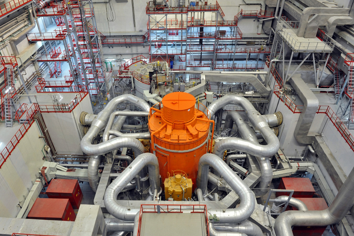     Россия является одним из лидеров развития технологий на быстрых нейтронах. Именно с такими реакторами собирались строить и Красноярскую АЭС, но этого не случится