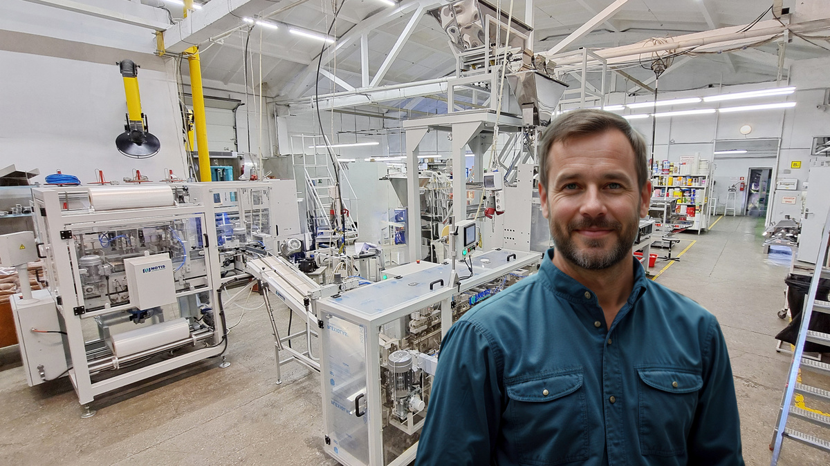 Возле линии брикетирования на сборочном участке НОТИС