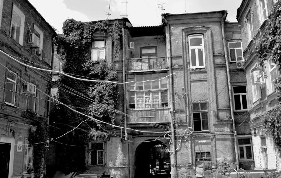 картинка из интернета город Ростов, старый двор