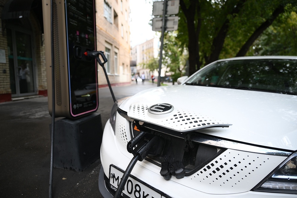    Распространение плотных сетей электрозарядных станций в крупных и средних городах страны остается ключевым драйвером спроса на электромобили. / РИА Новости