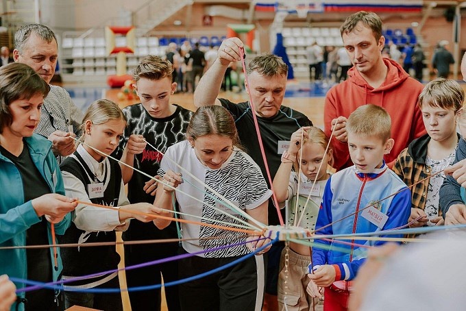 Дети и взрослые вовлечены в командную игру