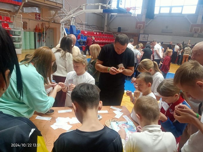 Дети и взрослые участвуют в конкурсе