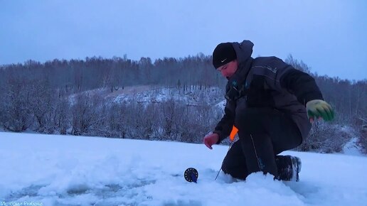 Да сколько же рыбы в этих ямках. Шикарные подводные сьемки. Зимняя рыбалка