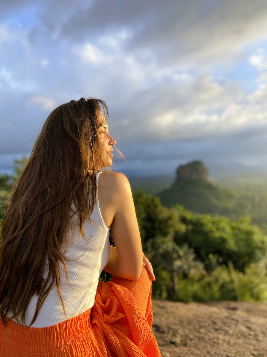 Вид на древний город Сигирию с горы Пидурангала