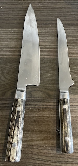 Эти ножи эксплуатируются практически ежедневно уже четверть века и всё ещё в прекрасном состоянии. Конечно, я их не мою в посудомоечной машине и отношусь к ним с должным уважением. 