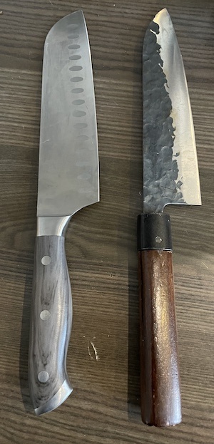 Левый нож я обычно использую, когда нужно порезать мягкие овощи, например помидоры, а правый чаще всего использую для разделки птицы. 