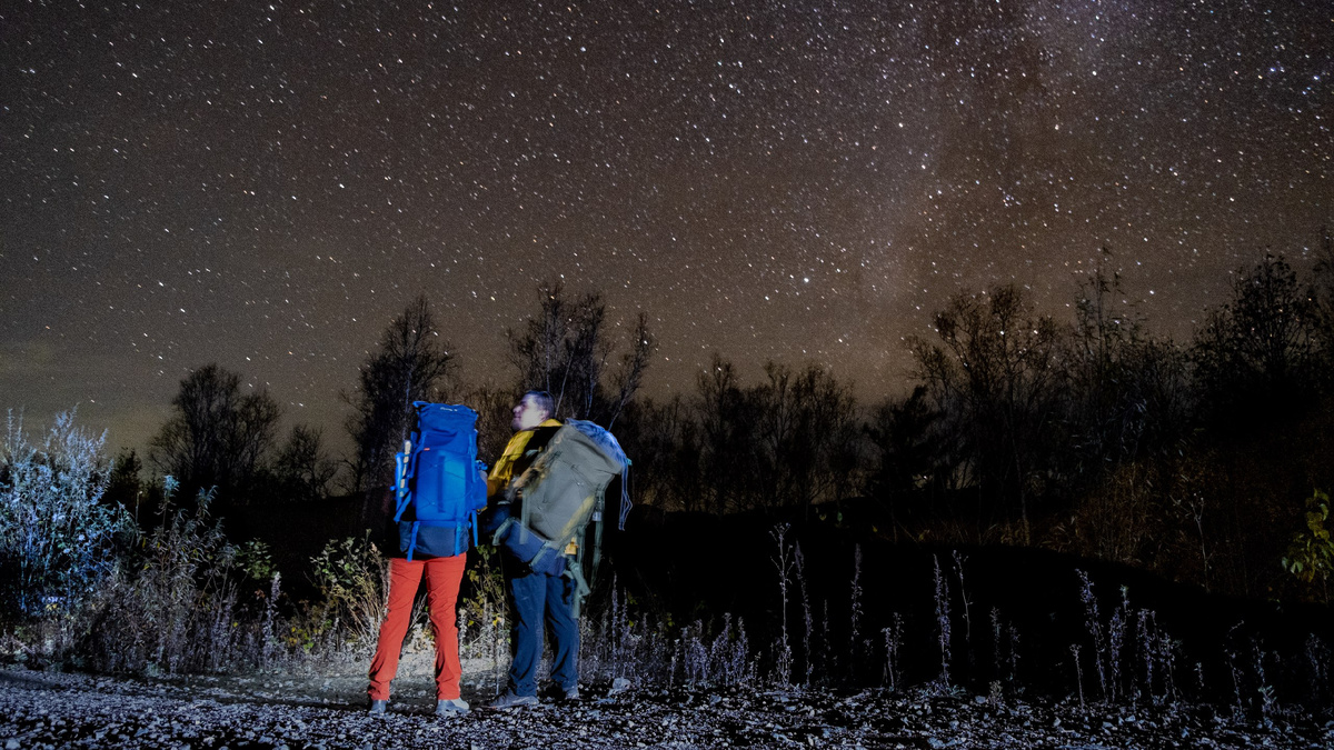 Поезд приходит в 12 ночи. Надо сделать переход к лагерю под звездами. 10км пути пешком