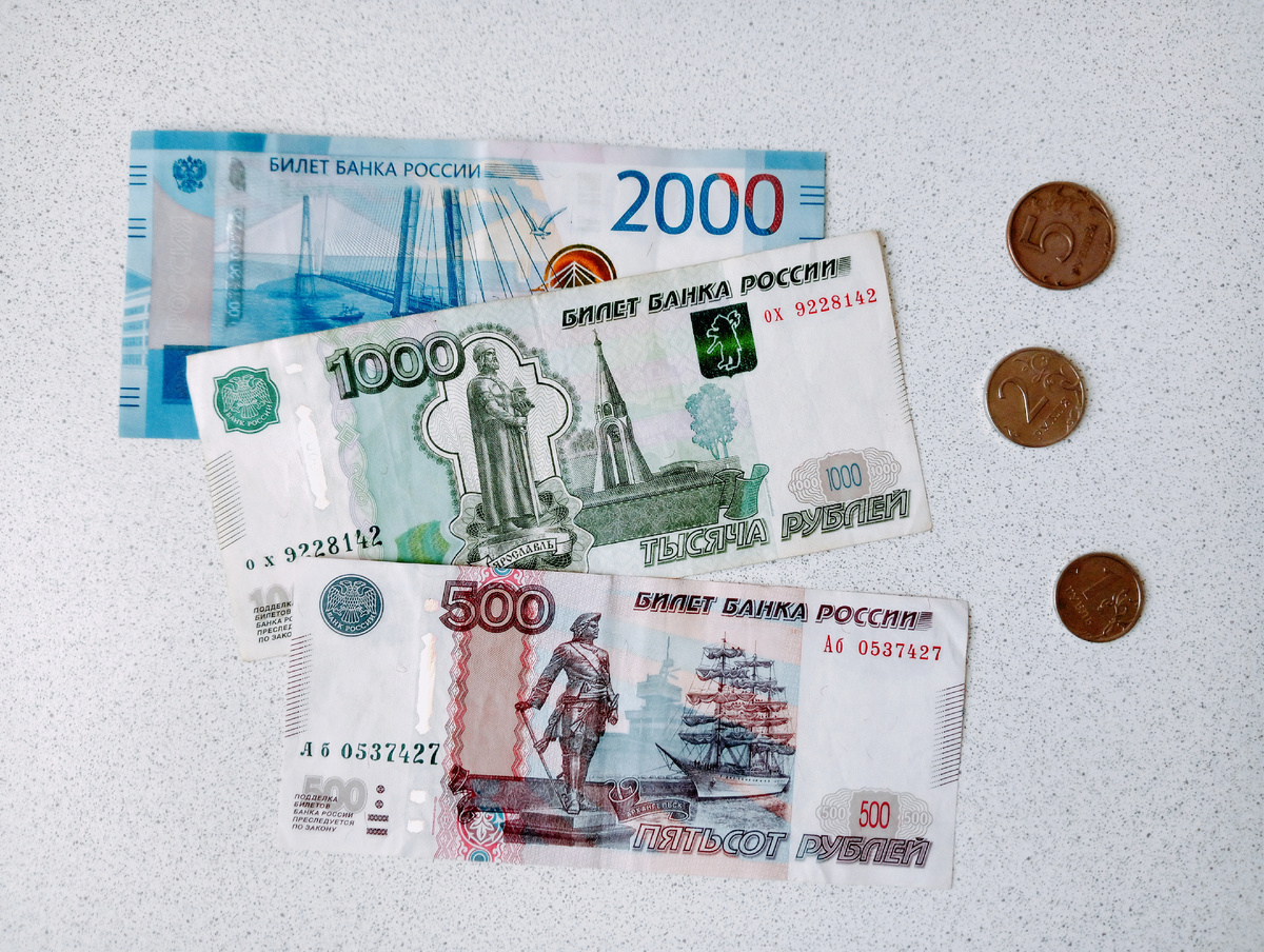 Фото для иллюстрации. Наличку в нашем доме держит только дочь. Выдала мне для фотосессии.