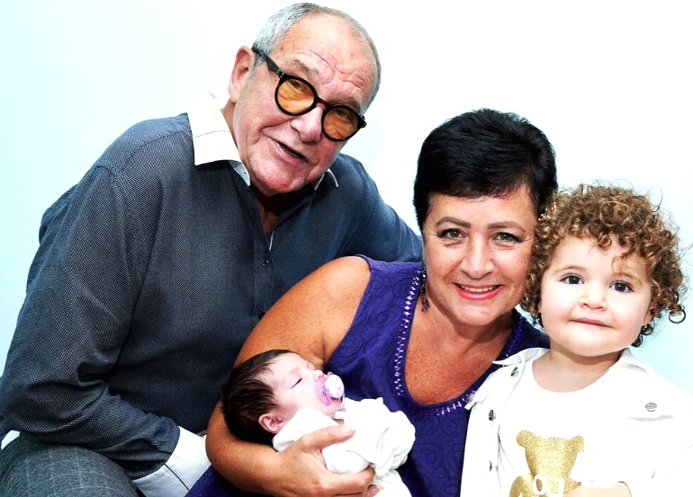 на фото Эммануил Виторган с женой Ириной и дочками