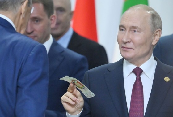    Владимир Путин после заседания глав делегаций стран БРИКС в расширенном составе в рамках XVI саммита БРИКС в Казани