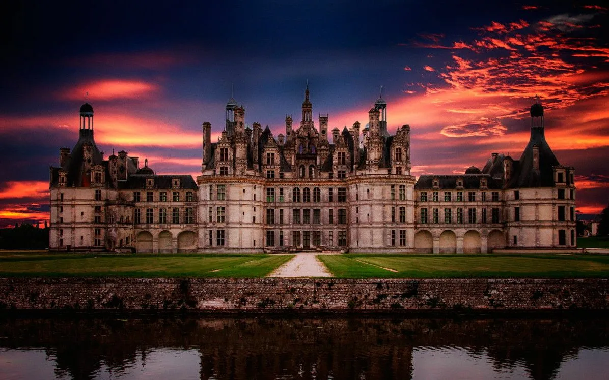 Французский замок, дабы отвлечь глаза от текста.