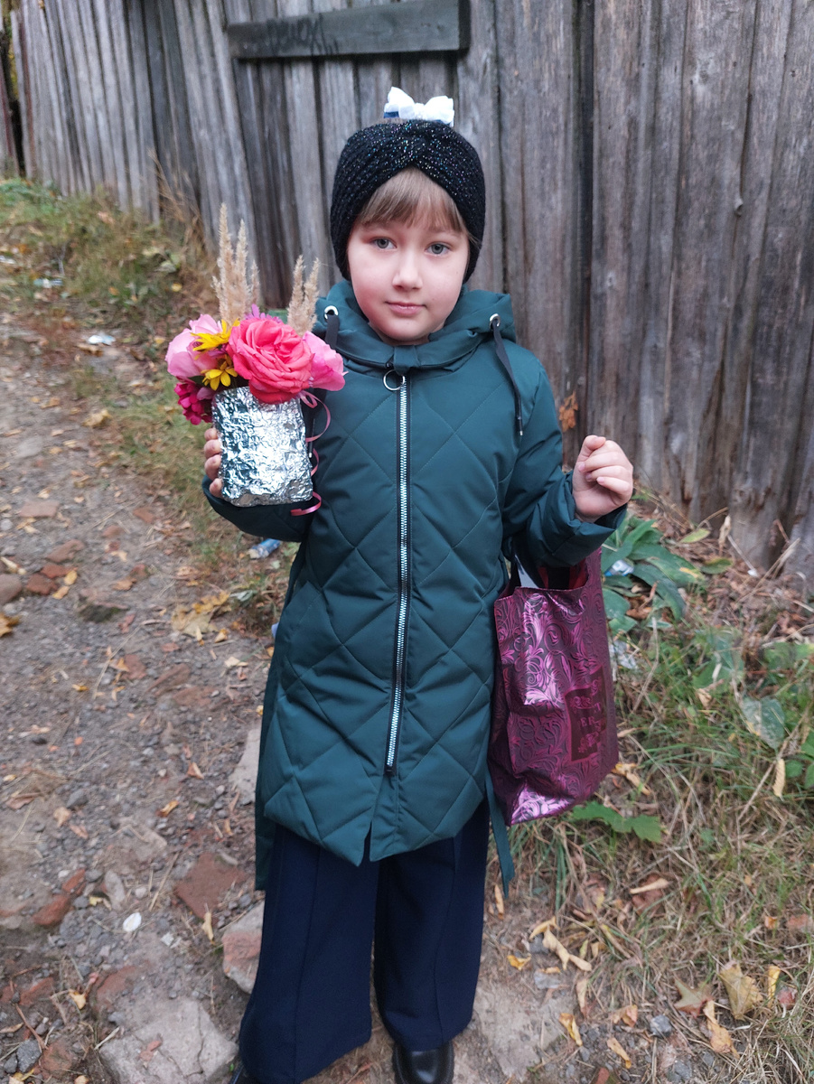 Самодельная ваза и цветами с огорода. Поздравляли нашу классного руководителя тс днём учителя!