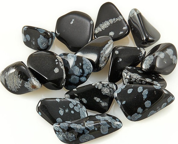 Обсидиан бывает с белыми вкраплениями-снежинками