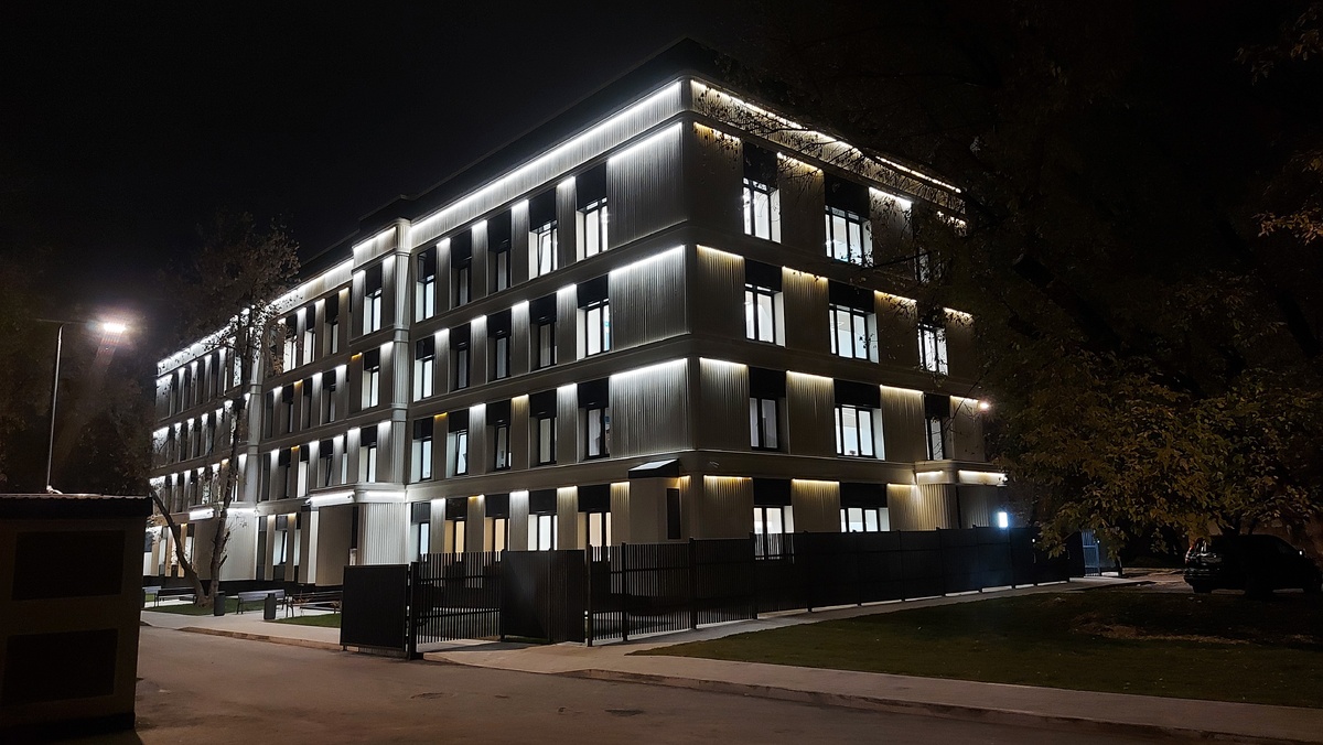 Рисунок 1. Объект капитального строительства - Поликлиника. Объект подключен к сетям электроснабжения и является действующим. Сотрудник команды НПО ЭлектроРазработки участвовал в электрификации данного объекта. Изображение выполнено командой НПО ЭлектроРазработки. 