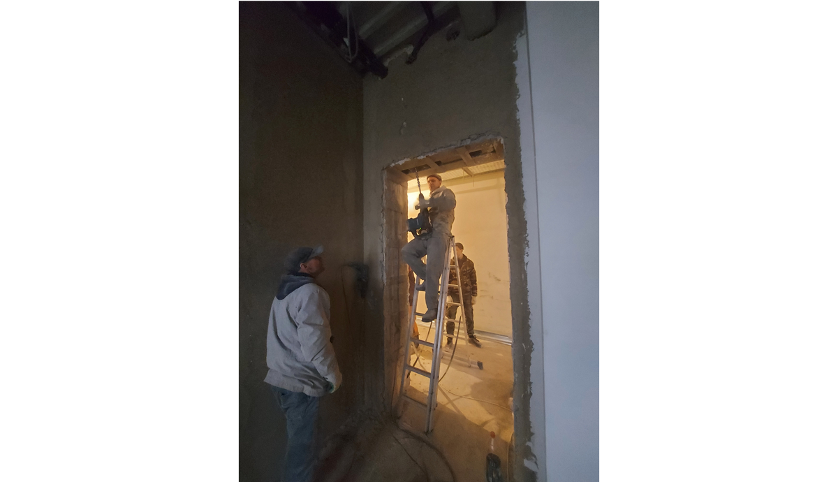 Рисунок 2. Монтажники производят сверление отверстия для прокладки кабельных линий. Изображение выполнено командой НПО ЭлектроРазработки