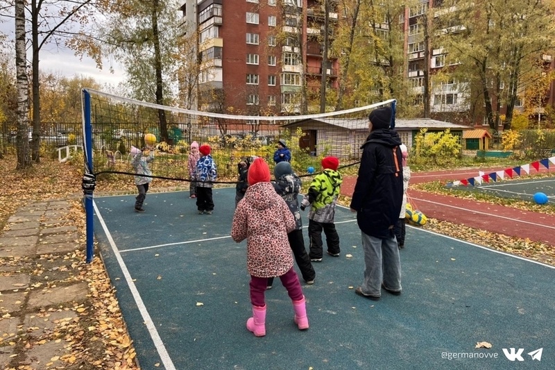    Его построили на территории детского сада № 104.