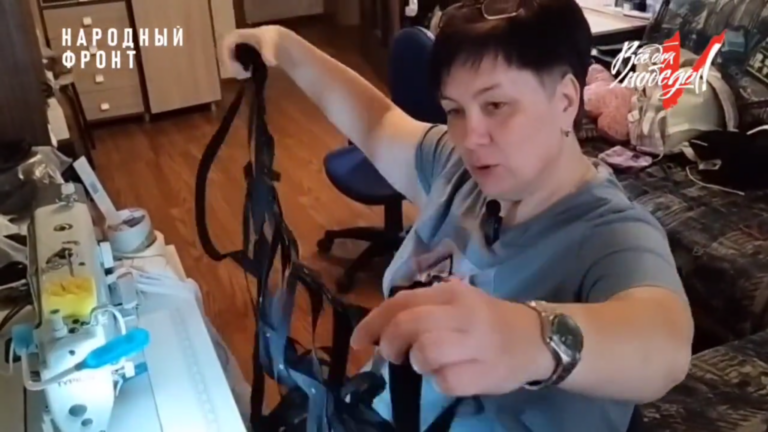    Оренбурженка Юлия Повшедная шьет тактические носилки для бойцов СВО Кристина Просвиркина