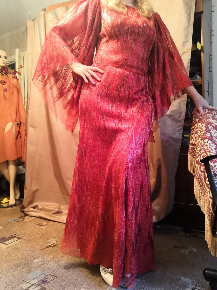 одно из платьев Людмилы Николаевны.