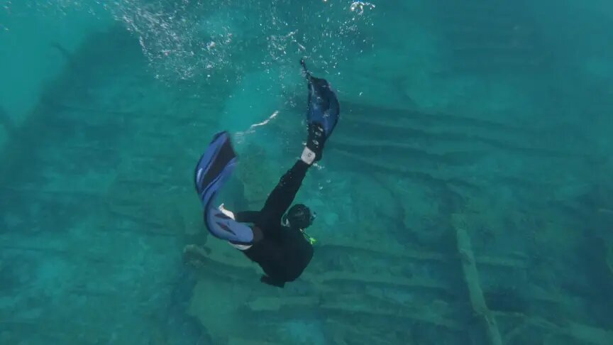 Сначала он подумал, что это могут быть обломки самолёта