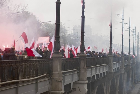    Польские националисты сжигают дымовые шашки во время «Марша независимости»