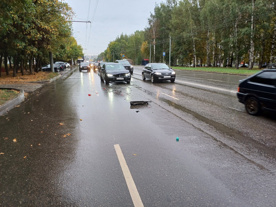 Вот на такое расстояние нас с Нивой откинуло вперед после удара