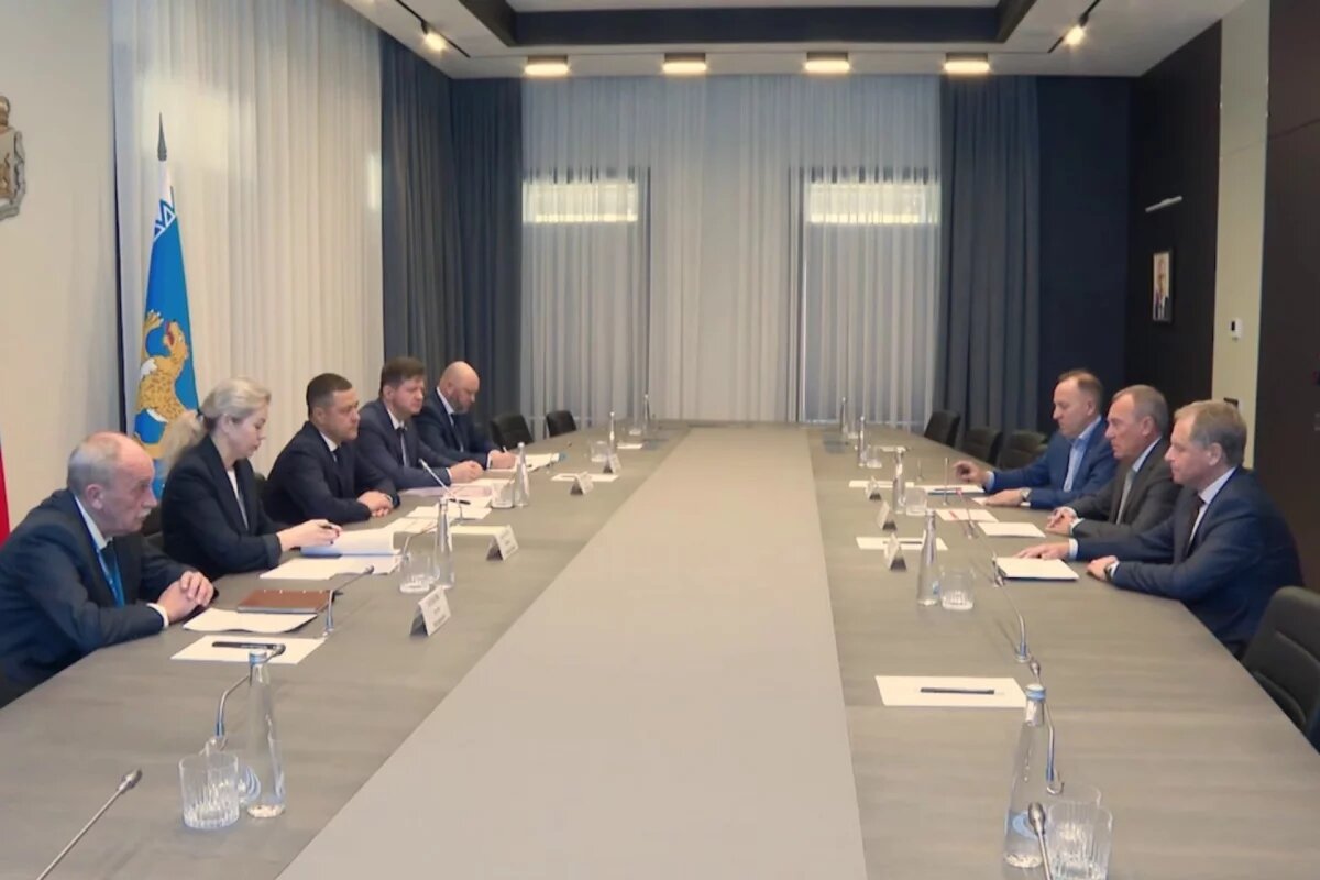    Псковские власти и авиакомпания «Азимут» продолжат активное сотрудничество