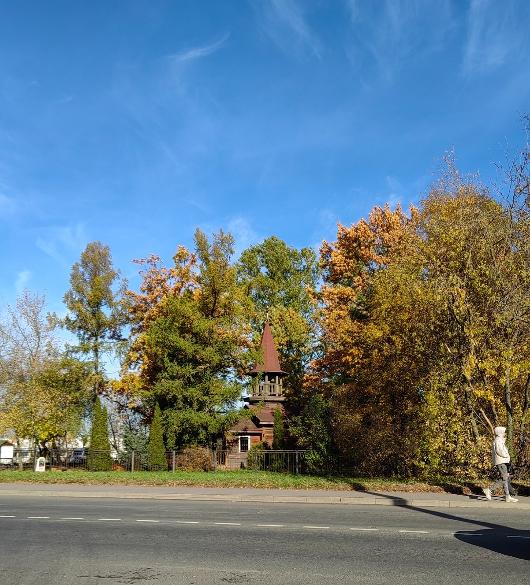 Маленькая часовня по пути из дома