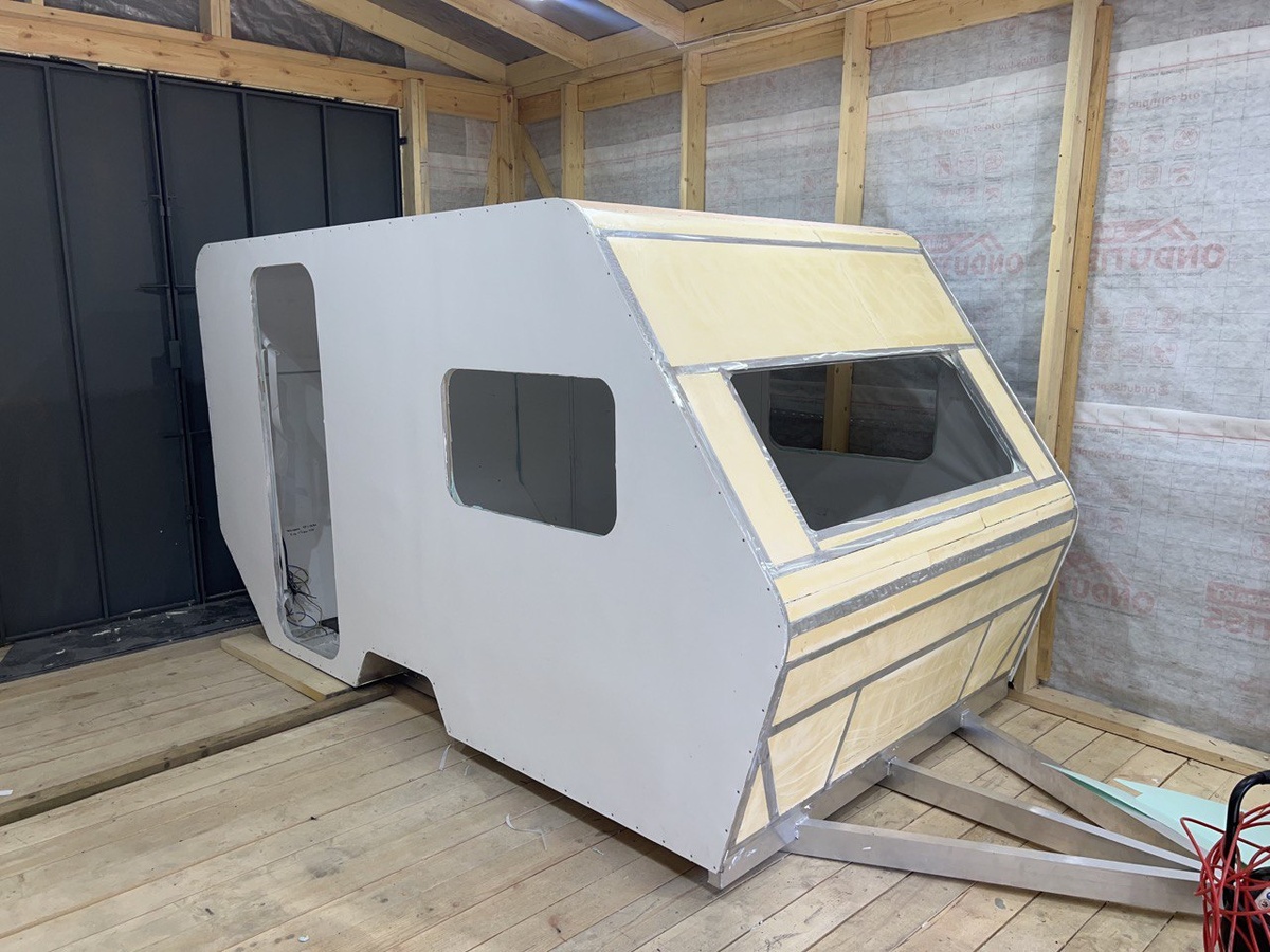 Почти обшитый жилой прицеп VANwagen 360