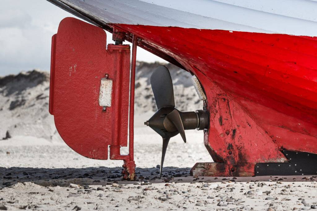     "Серьезно?!" Почему корабельный руль всегда находится сзади, хотя спереди он бы работал мощнее