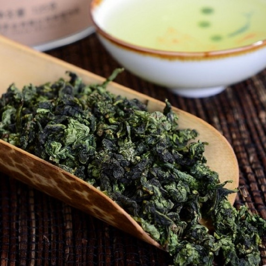 Улун Мао Се (Ворсистый Краб). Вид туго скрученных чаинок схож с маленькими крабиками, на которых еле уловим Бай Хао - Белый Ворс