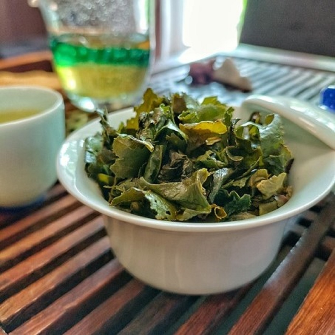 .Улун Мао Се (Ворсистый Краб). Вид туго скрученных чаинок схож с маленькими крабиками, на которых еле уловим Бай Хао - Белый Ворс