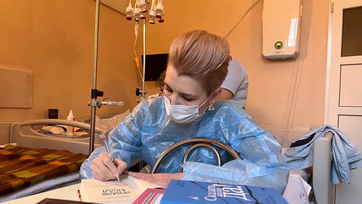    В прошлом году Елена приехала в НМИЦ гематологии Минздрава России, чтобы поздравить пациентов с Новым годом. Фото: телеграм-канал НМИЦ гематологии Минздрава России