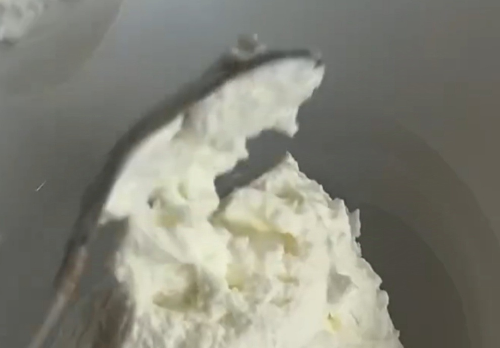 Мягкий творог выкладываем в миску.