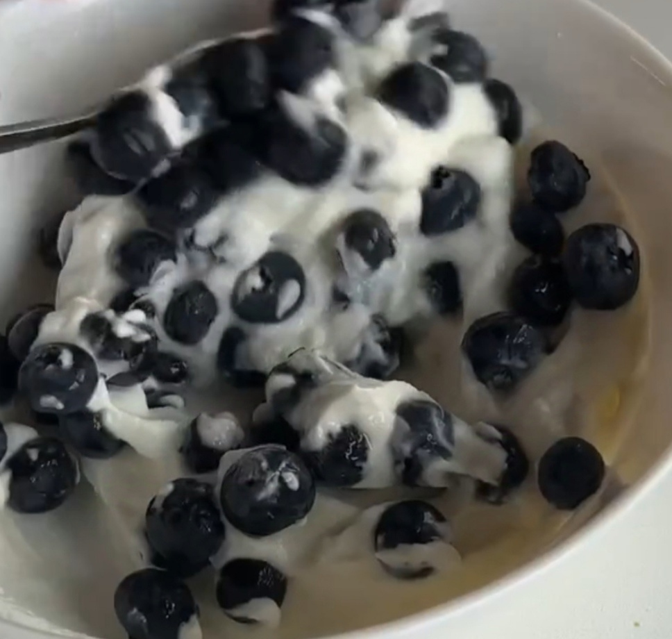 Добавим ягоды к творогу