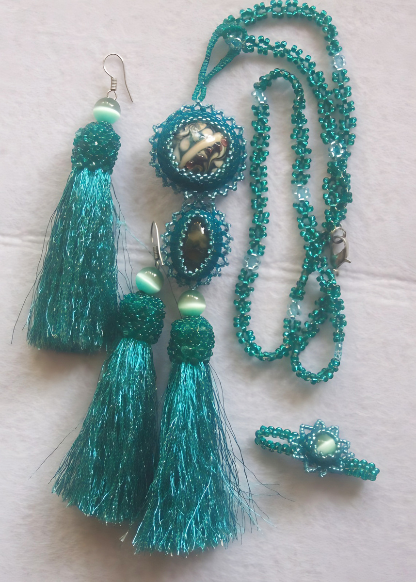 Этому бирюзовому комплекту Татьяна дала название «Ночной океан» 