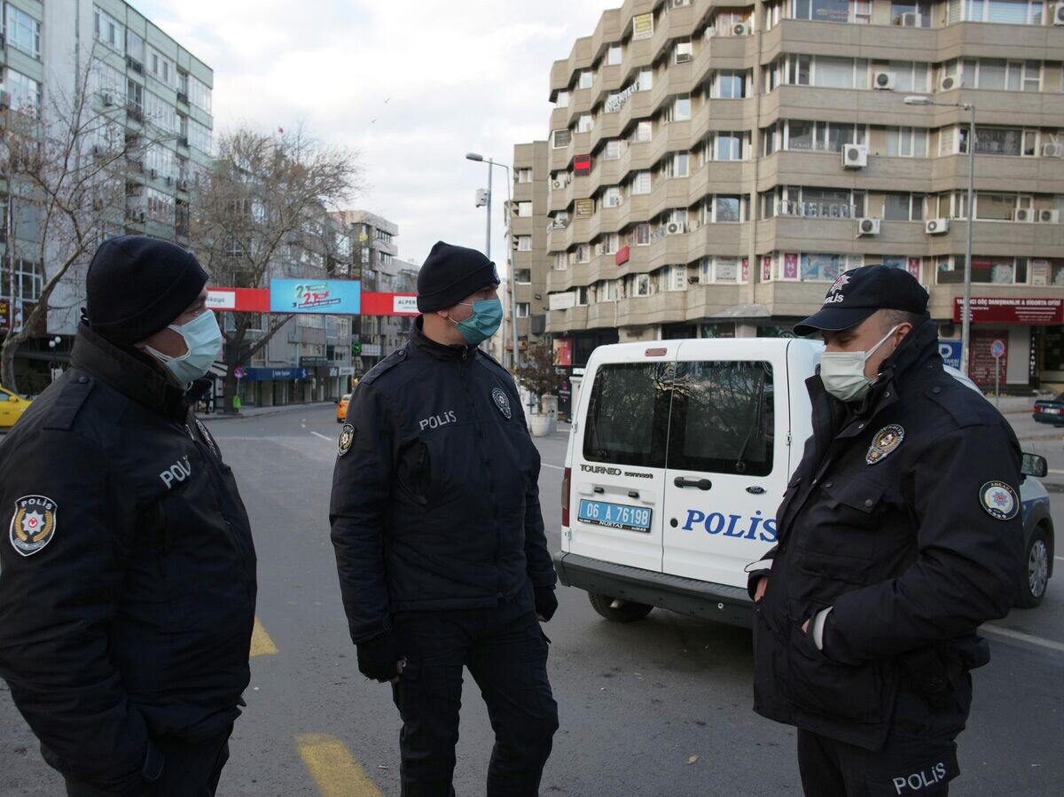    Сотрудники правоохранительных органов Турции в Анкаре© AP Photo / Burhan Ozbilici