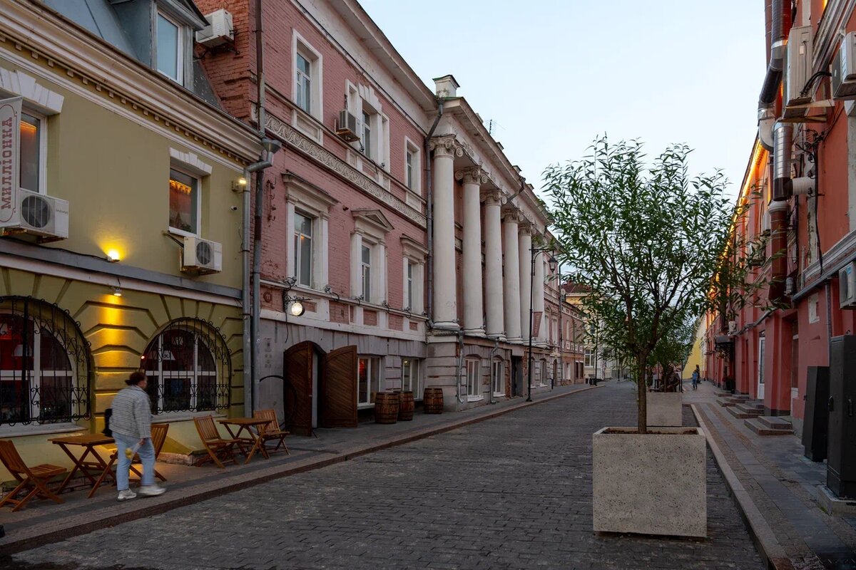 Слева на фото — бывшая чайная «Столбы»