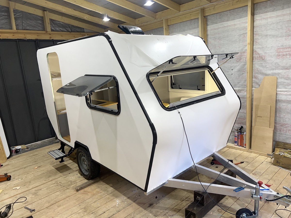 вставил окошки и приклеил уголки  #VANWAGEN 360"