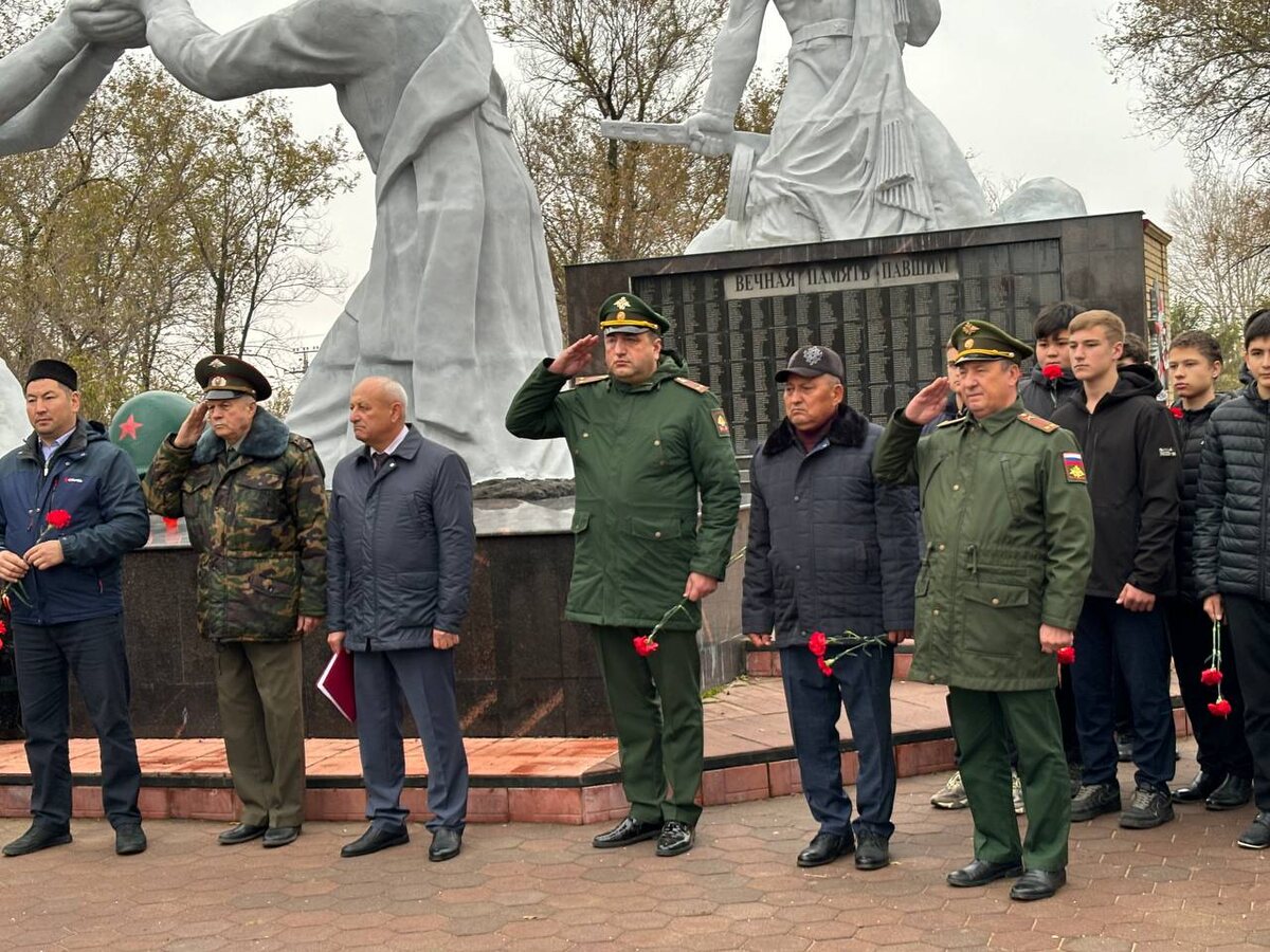  📷    В Соль-Илецке открыли мемориальный знак Герою России Ерлану Уркумбаеву Андрей Севостьянов