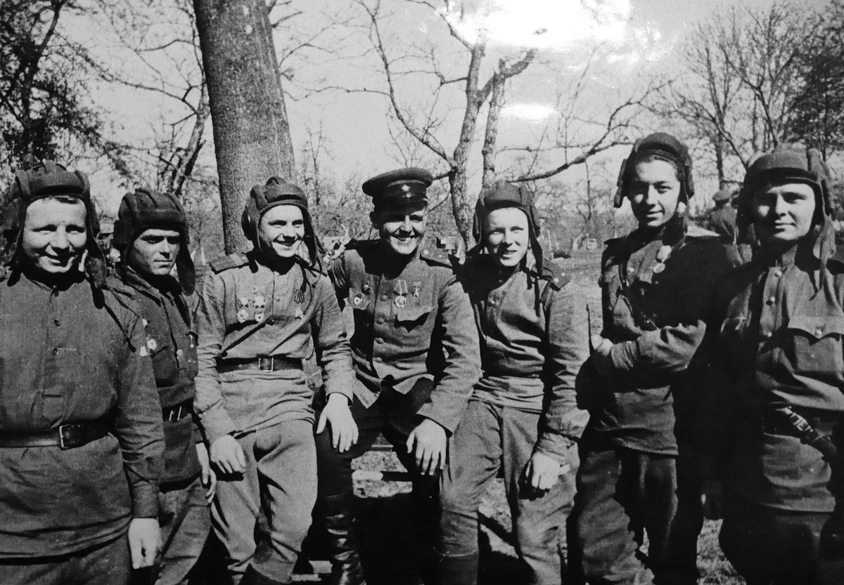 Михаил Замула в центре с танкистами бригады. 1944 г.