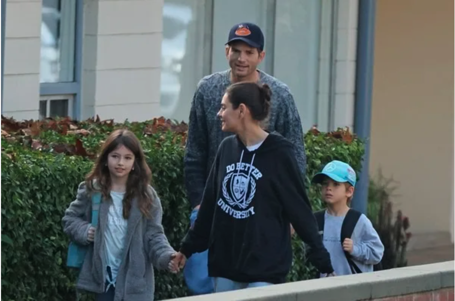 Эштон и Мила с детьми