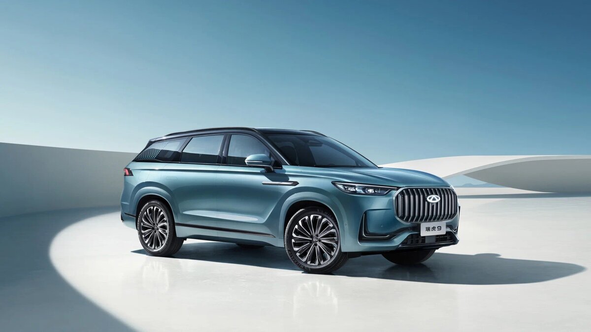 Внутри самая крупная и дорогая модель бренда оказалась наполнена мерседесовскими мотивами