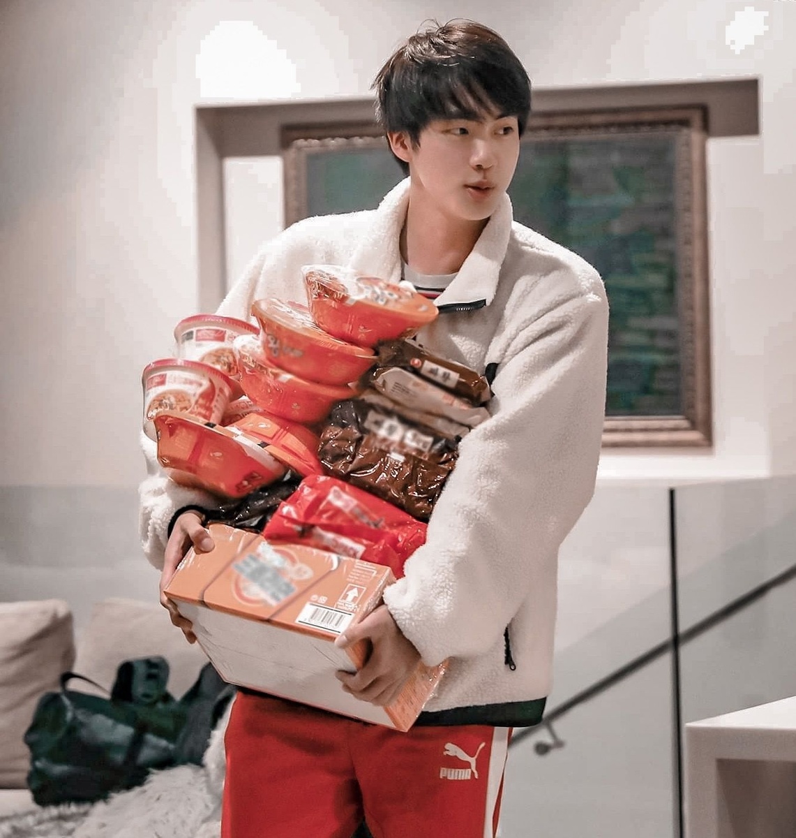 У Чонгука под кроватью валялось ...