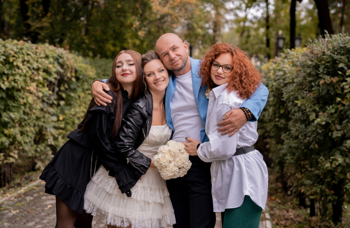 СЧАСТЬЕ НАЧИНАЕТСЯ С ЛЮБВИ К СЕБЕ💞

За несколько последних дней в нашей семье отмечаются 2 значимые даты- это дни рождения наших старших дочерей. В этом году им исполнилось 22 и 24 года.

И мне захотелось поделиться с вами с одной странными непривычными , с другой счастливыми ощущениями внутри меня.

С одной стороны я никак не чувствую себя мамой взрослых дочерей и вроде я сама еще где-то там в 20 с хвостиком ( по паспорту только с хвостом уже😂), с другой стороны это волшебное чувство любви, заботы, поддержки, гордости за детей.

Знаете, я всегда хотела быть молодой мамой для своих детей. В 20 лет у меня было представление, что такое можно чувствовать только, когда по паспорту двадцать. А оказывается нет. Наш организм очень отзывчивый и когда ты заботишься о нем, он отвечает тебе тем же : здоровьем, энергией, молодостью, красотой 🌱

И опять же про меня… помните выражение : «В семье всё зависит от женщины». Я раньше очень ему сопротивлялась и только годы мне дали почувствовать, что когда я в ресурсе, здорова, кайфую от своего отражения в зеркале и в семье всё по другому: муж доволен, дети счастливы, всё чтобы ни происходило решается ( с разной скоростью, но решается). А так как у меня девочки - для меня это еще и большая ответственность быть примером, не заставлять их быть такими, какими я хочу. А в первую очередь быть самой такой и всё подтягивается.

К чему всё это спросите вы) Ответ прост: девочки любите себя и никогда про себя не забывайте и тогда жизнь идет совершенно по другому. И это  не про эгоизм, это про минимальную хотя бы 15минутную заботу о себе, но каждый день. 


