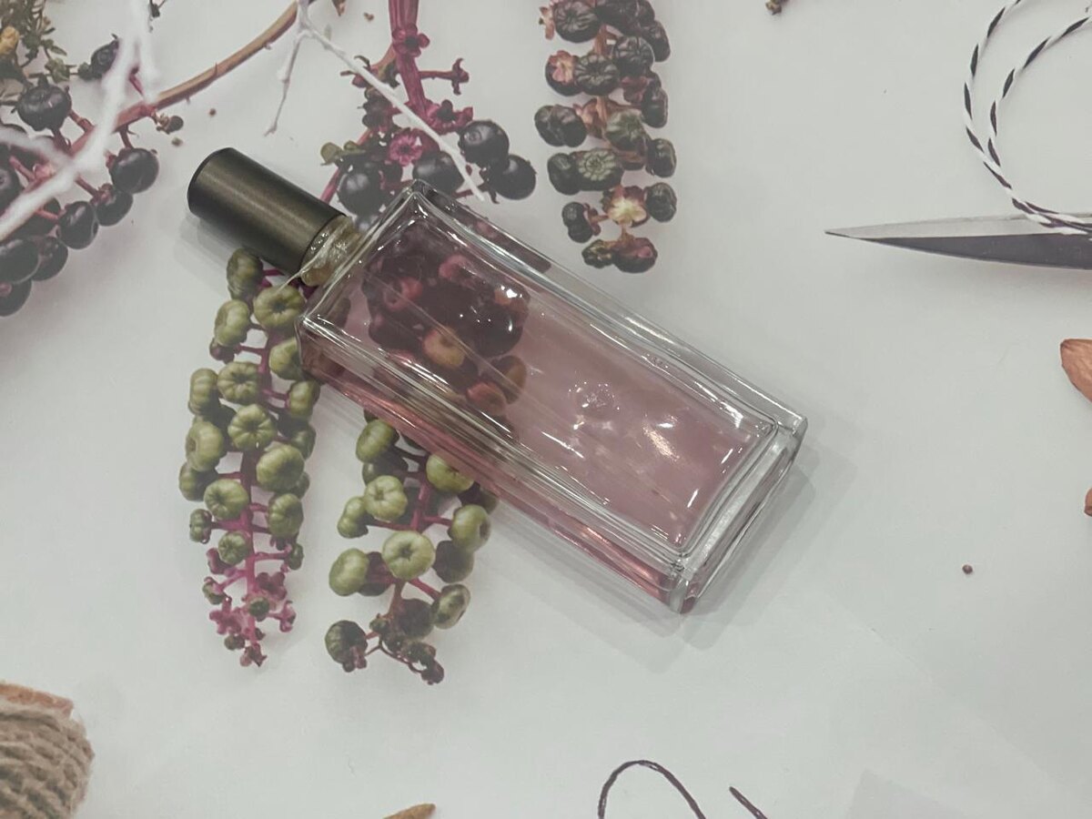 Vitriol d’œillet Serge Lutens — это аромат для мужчин и женщин, он принадлежит к группе восточные пряные. Vitriol d’œillet выпущен в 2011 году. Верхние ноты: гвоздика (пряность), розовый перец Ноты сердца: пряные ноты, лакфиоль, лилия, гвоздика (цветок), иланг-иланг Базовые ноты: перец, мускатный орех
