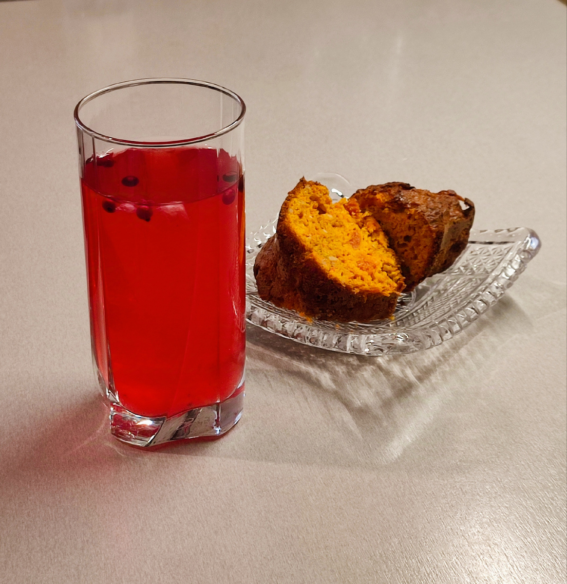На фото морс с морковным кексом